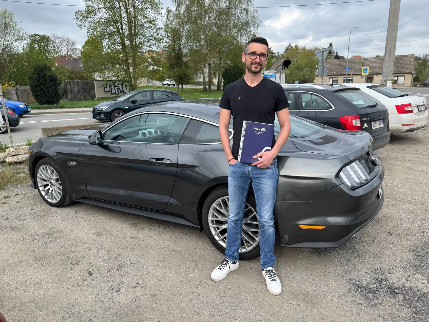 Ford Mustang a Škoda Superb